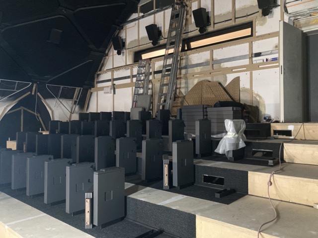 Bild der Baustelle im Kinosaal, man sieht die Stuhllehnen.