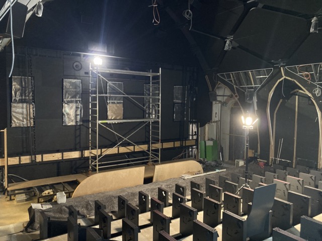Baustelle des Kinosaals mit Blick zur zukünftigen Leinwand. Die Stuhllehnen wurden eingebaut.