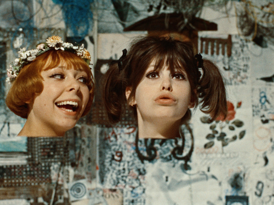 Filmstill aus TAUSENDSCHÖNCHEN: Eine Collage vor einem bunten Hintergrund mit den Köpfen der beiden Protagonistinnen.