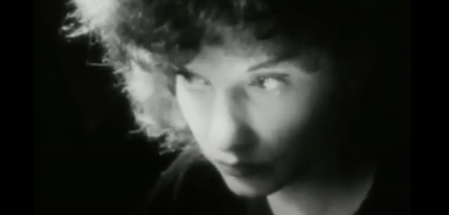 Filmstill aus MESHES OF THE AFTERNOON: Porträt einer jungen Frau in Schwarz-Weiß.