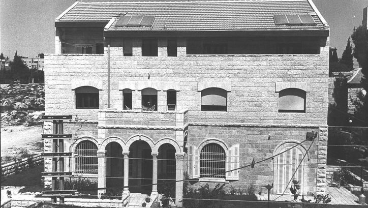 Filmstill aus HOUSE: Ein Gebäude mit drei Etagen, Balkon und Säulen im Eingangsbereich.