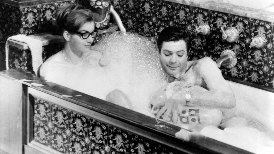 Filmstill aus L'UOMO DAI CINQUE PALLONI: Marcello Mastroianni und Catherine Spaak sitzen in eine Badewann voller Schaum.