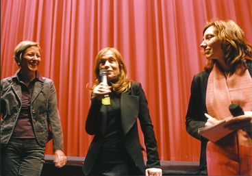 Isabelle Huppert im Kino mit Mikrofon