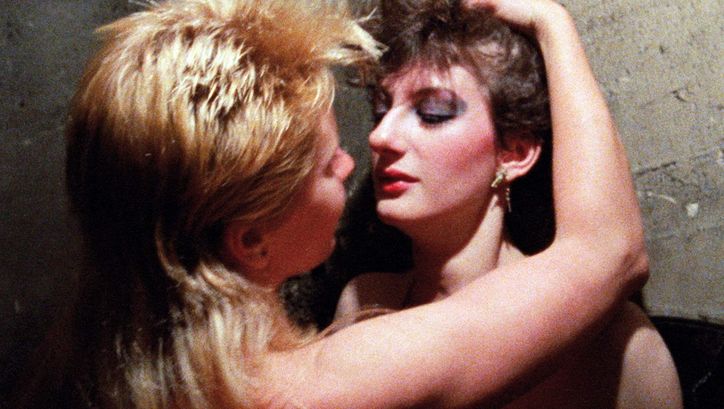 Filmstill aus KAMIKAZE HEARTS: Zwei Frauen umarmen sich an eine Wand gelehnt.