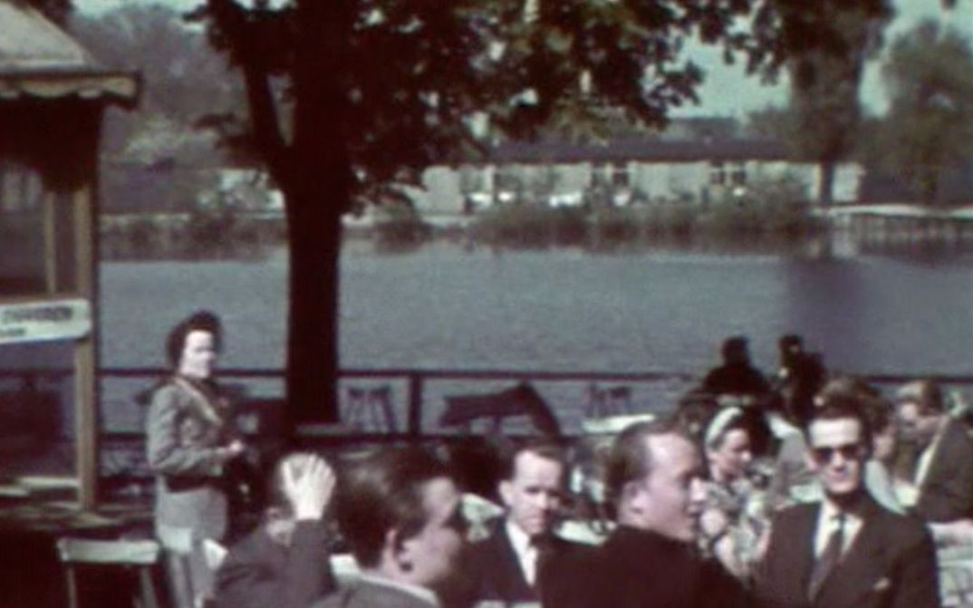 BERLIN-LICHTENBERG Menschen, die in einem Biergarten sitzen. Im Hintergrund Wasser, die Sonne scheint.