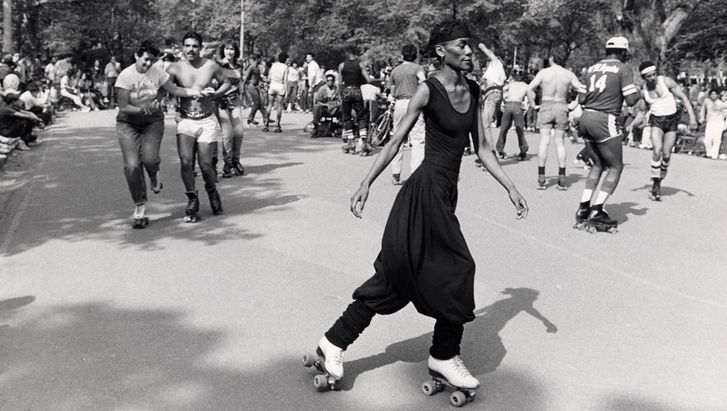 Filmstill aus CENTRAL PARK. Eine Gruppe von Rollschuhfahrerinnen und Rollschuhfahrern im Central Park.