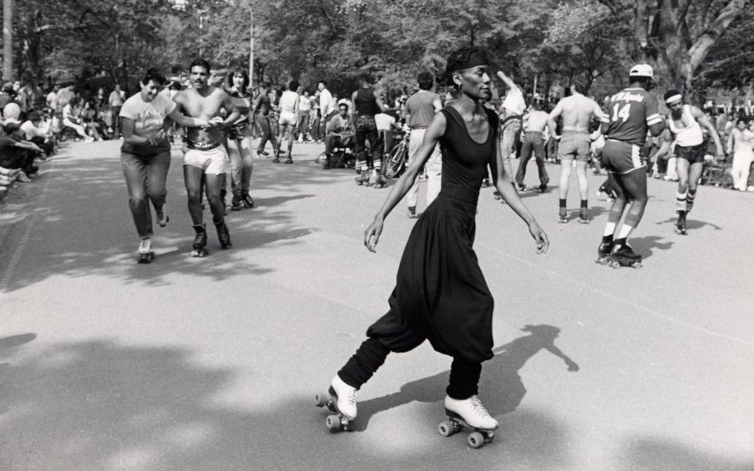 Filmstill aus CENTRAL PARK. Eine Gruppe von Rollschuhfahrerinnen und Rollschuhfahrern im Central Park.