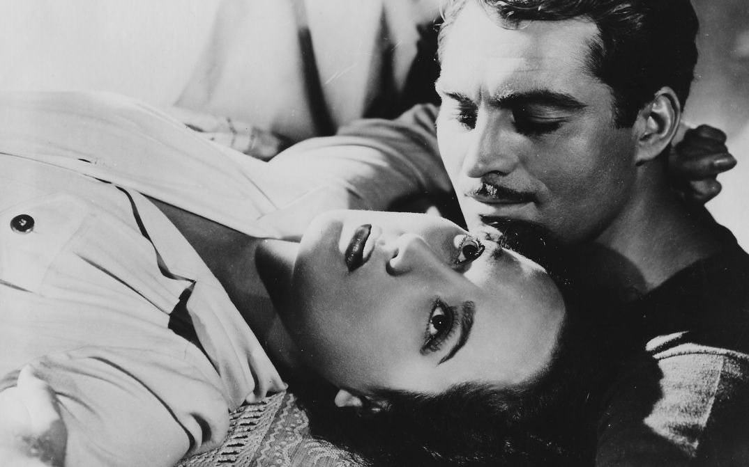 Filmstill aus LYDIA: Eine Frau liegt auf einem Sofa, neben ihr ein Mann, der sie betrachtet.
