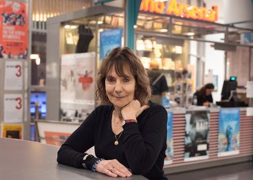 Bette Gordon vor dem Kassenhaus