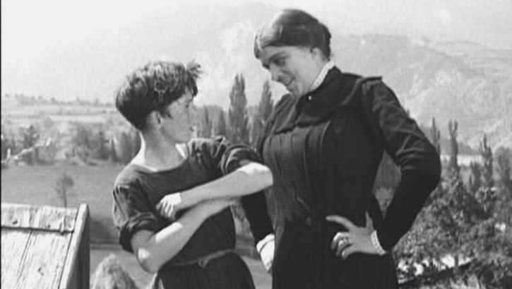 Filmstill aus POIL DE CAROTTE: Eine Frau schimpft mit einem Jungen.