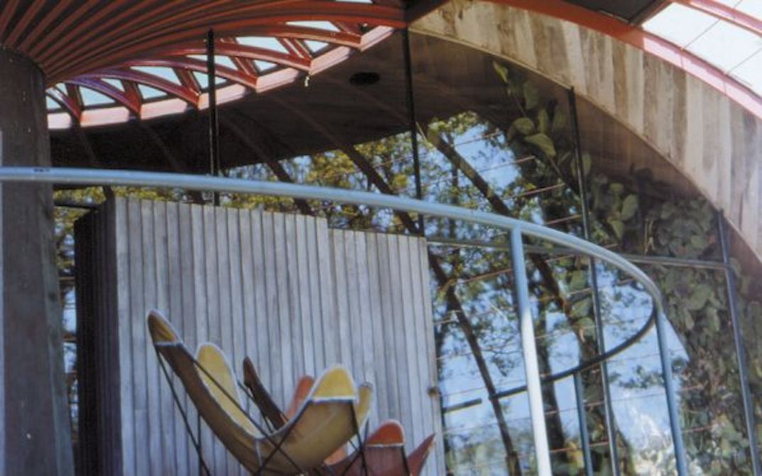 Filmstill aus GOFF IN DER WÜSTE: Ansicht eines von Bruce Goff entworfenen Hauses. Davor stehen zwei Liegestühle.