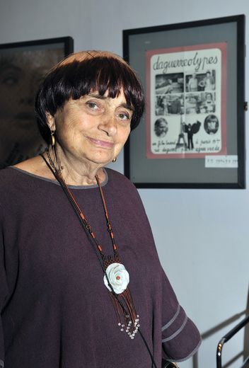 Agnes Varda vor Filmposter 