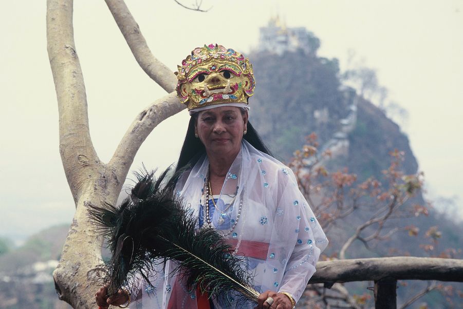 Daw Ohn Tin verkörpert den Nat Popa Medaw vor dem Berg Popa, Zentral-Myanmar