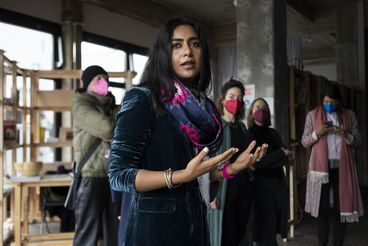 Die Künstlerin Pallavi Paul führt durch ihre Ausstellung bei SAVVY Contemporary 