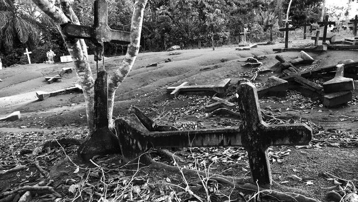 Filmstill aus FORDLANDIA: Umgestürzte Kreuze auf einem menschenleeren Friedhof.