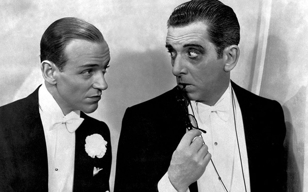 Filmstill aus TOP HAT: Zwei Männer in Abendkleidung blicken sich an.