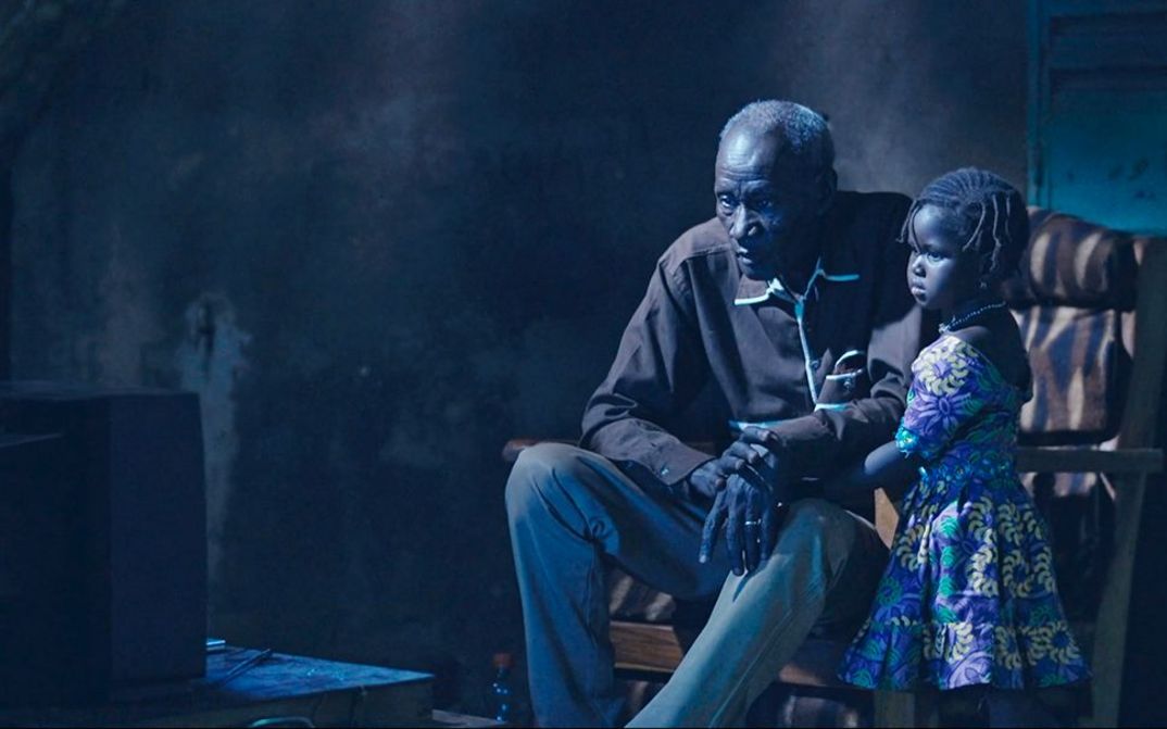 Filmstill from LE TAXI, LE CINÉMA ET MOI by Salam Zampaligre