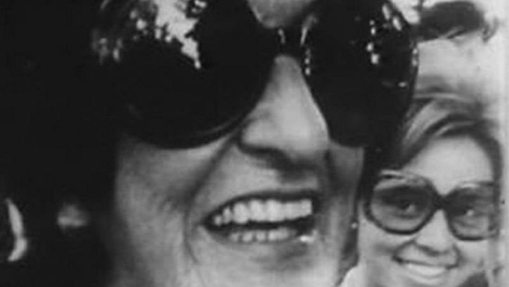 Film still from DESCOMEDIDOS Y CHASCONES: Two women with big sunglasses laugh into the camera.