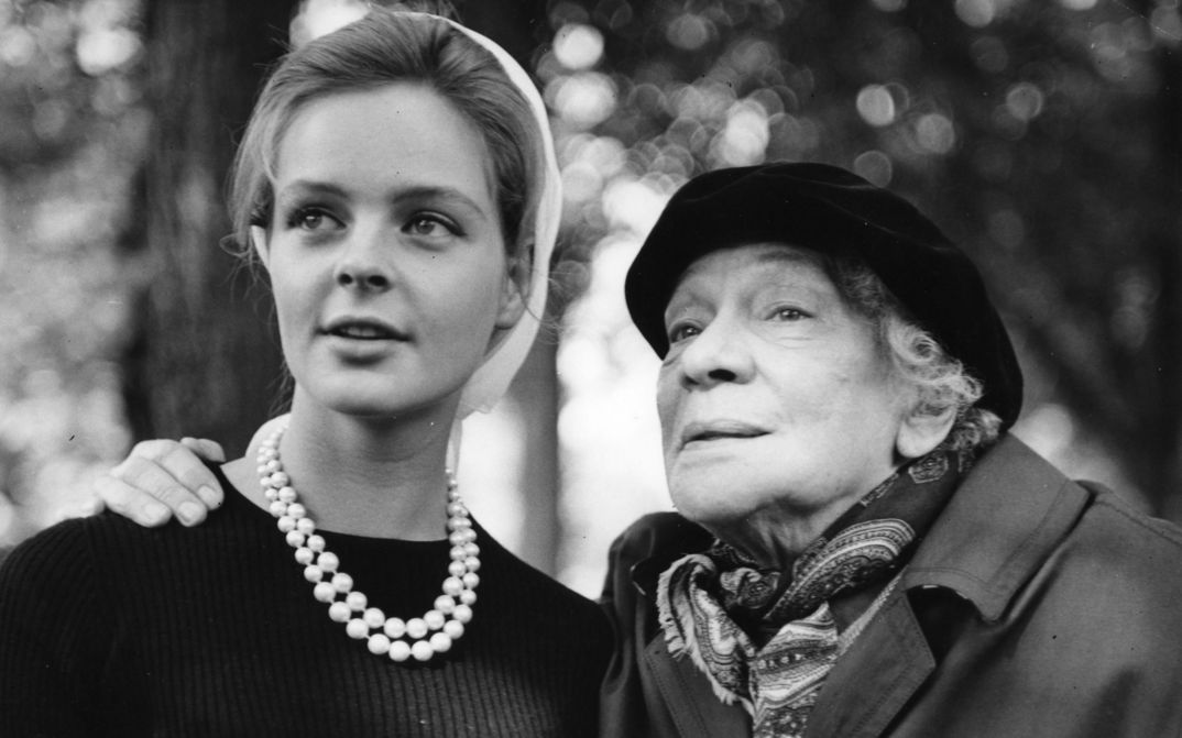 Film still from ES: A younger and an older woman stand together. They are the actresses Tilla Durieux and Sabine Sinjen.