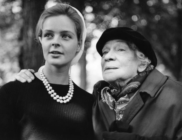 Filmstill aus ES: Eine jüngere und eine ältere Frau stehen zusammen. Es sind die Schauspielerinnen Tilla Durieux und Sabine Sinjen.