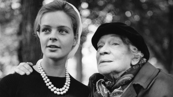 Filmstill aus ES: Eine jüngere und eine ältere Frau stehen zusammen. Es sind die Schauspielerinnen Tilla Durieux und Sabine Sinjen.