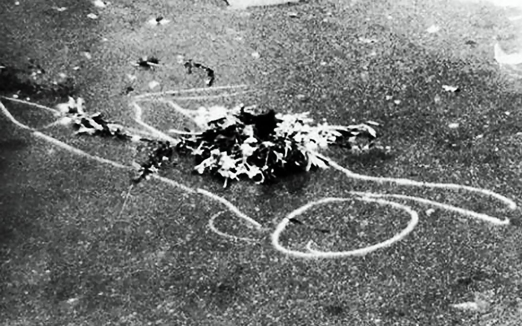 18 MINUTEN ZIVILCOURAGE (Still): Umriss aus Kreide mit Blumen