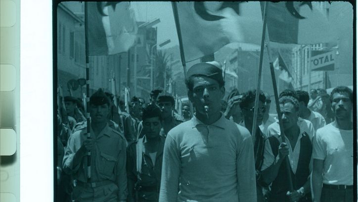 Ein Filmstreifen, auf dem eine Szene auf einer Demonstration abgebildet ist.