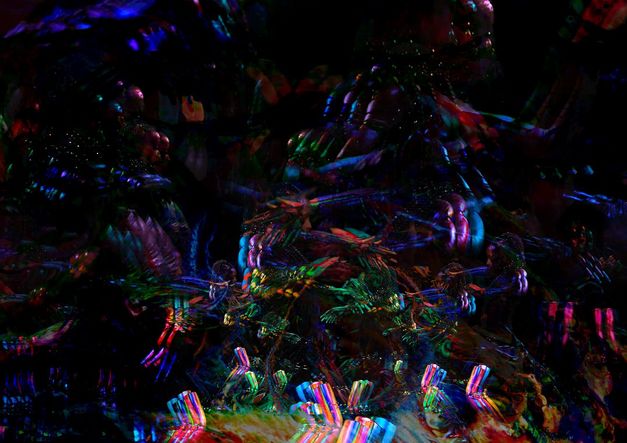 Abstrakte, mehrschichtige Bildkomposition mit überlagerten Körperformen und farbigen Licht- und Bewegungsspuren.