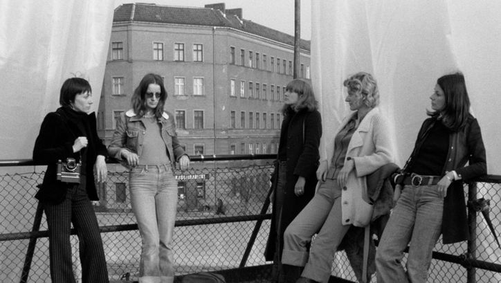 Filmstill aus DIE ALLSEITIG REDUZIERTE PERSÖNLICHKEIT – REDUPERS. Fünf Frauen stehen auf der Terrasse eines Hauses.