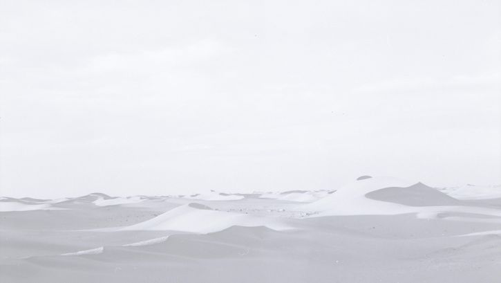 Film still from FATA MORGANA: A desert landscape in delicate black and white color tones.