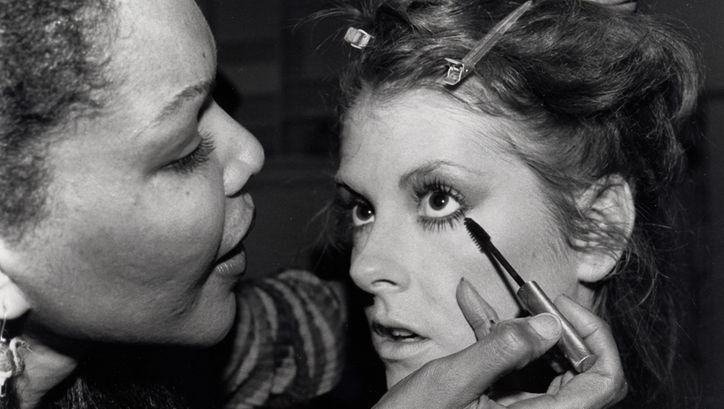 Filmstill aus MODEL. Eine junge Frau wird von einer anderen geschminkt.
