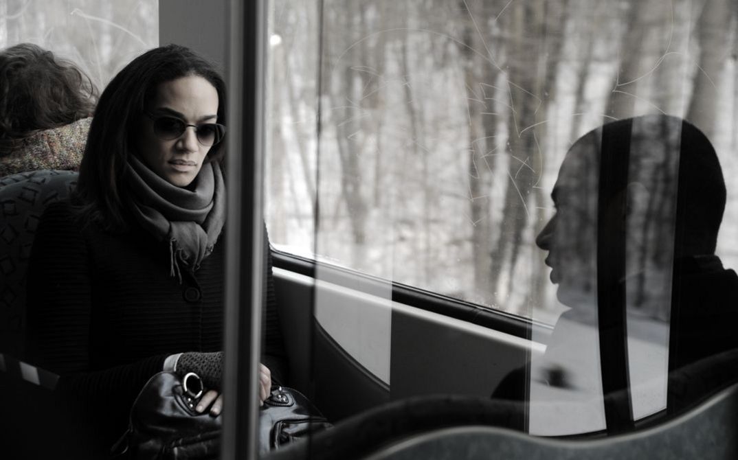 Die Schauspielerin Anita Olatunji im Film "Auf den zweiten Blick" sitzt im Bus
