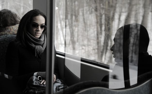 Die Schauspielerin Anita Olatunji im Film "Auf den zweiten Blick" sitzt im Bus 