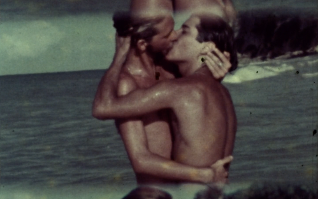 Filmstill aus CLOSES: Zwei junge Menschen umarmen und küssen sich im Meer.
