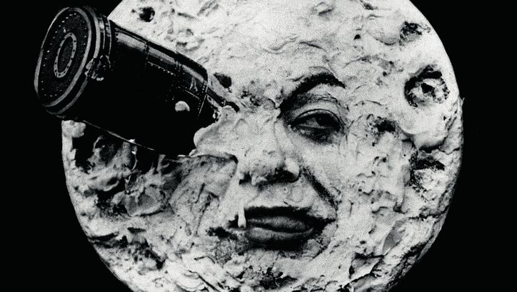 Filmstill aus LE VOYAGE DANS LA LUNE: Der Mond als menschliches Gesicht, dem ein Fernglas in einem Auge steckt.