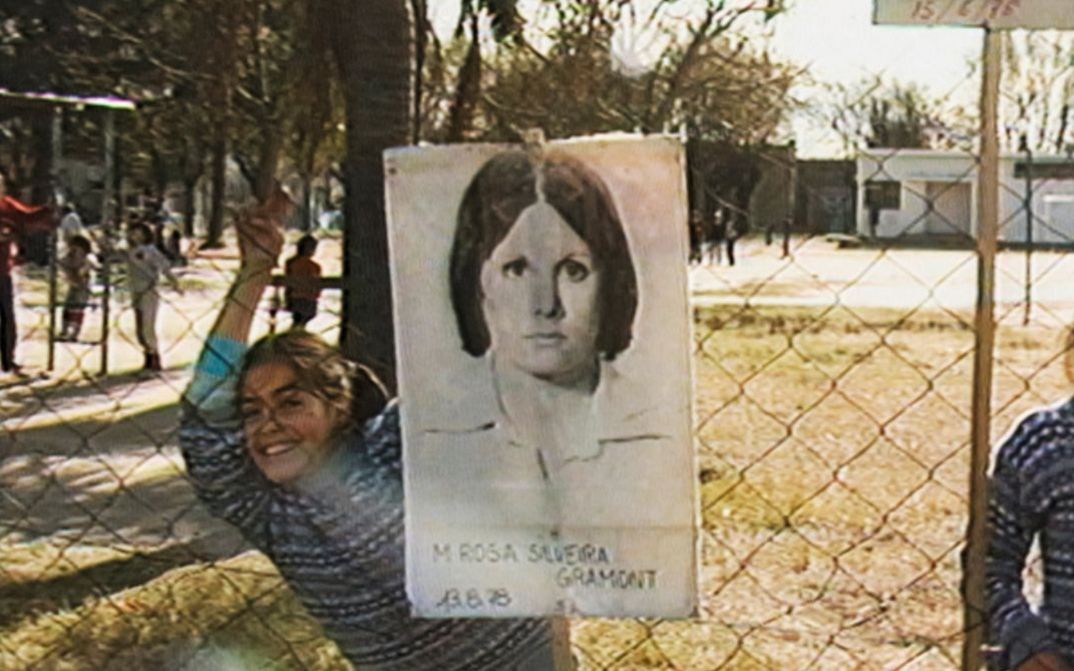 Filmstill from UNAS PREGUNTAS – EIN, ZWEI FRAGEN