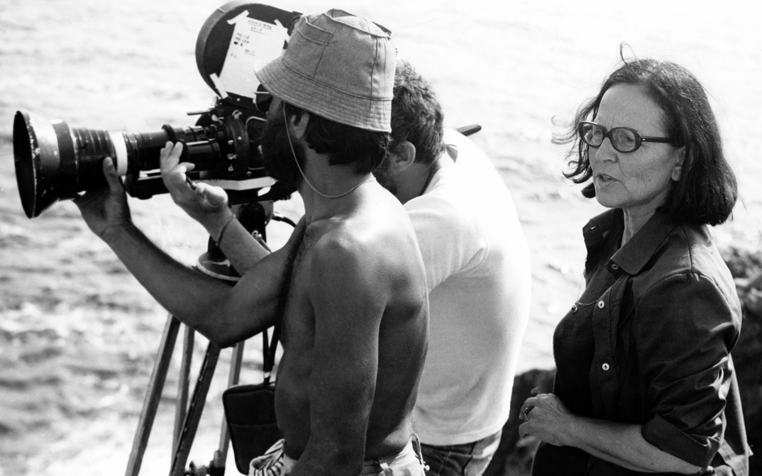 The director Binka Zhelyazkova at a film shoot, next to her are two men at the camera.