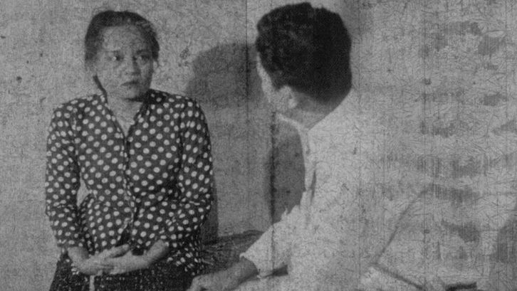 Film still from DR. SAMSI: A woman and a man in conversation.