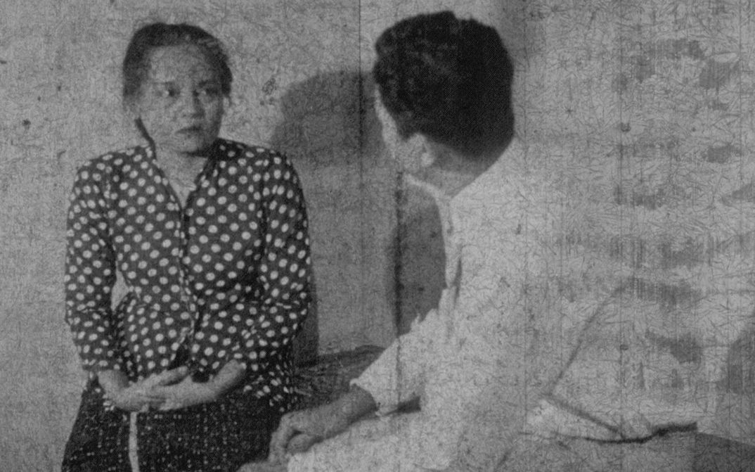 Filmstill aus DR. SAMSI: Eine Frau und ein Mann im Gespräch.