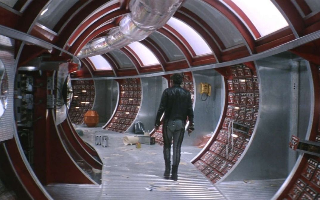 Filmstill aus SOLARIS: Man sieht einen Mann von hinten in einem Raumschiff.