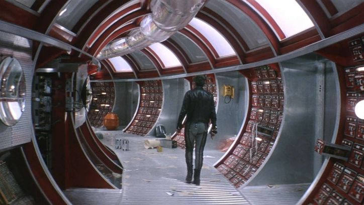 Filmstill aus SOLARIS: Man sieht einen Mann von hinten in einem Raumschiff.