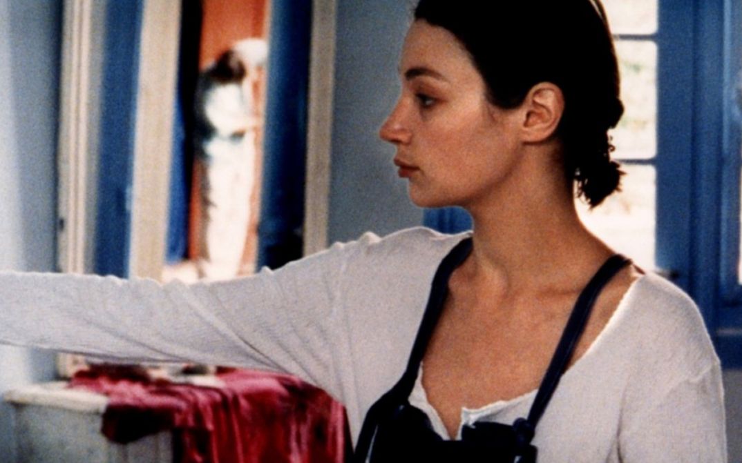 Film still from MANGE TA SOUPE. Profile picture of Jeanne Balibar.