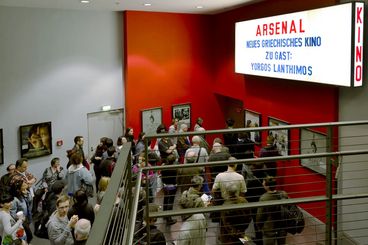 Publikum vor Kinosaal für Lanthimos Screening 