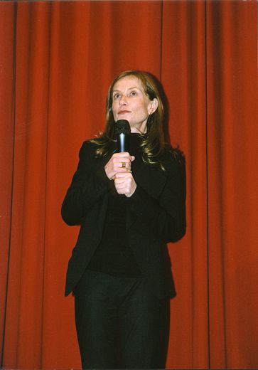 Isabelle Huppert im Kino mit Mikrofon 
