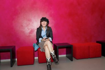 Athina Rachel Tsangari vor roter Wand 