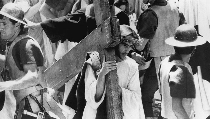 Film still aus IL VANGELO SECONDO MATTEO. Jesus carries his cross in the midst of a crowd.