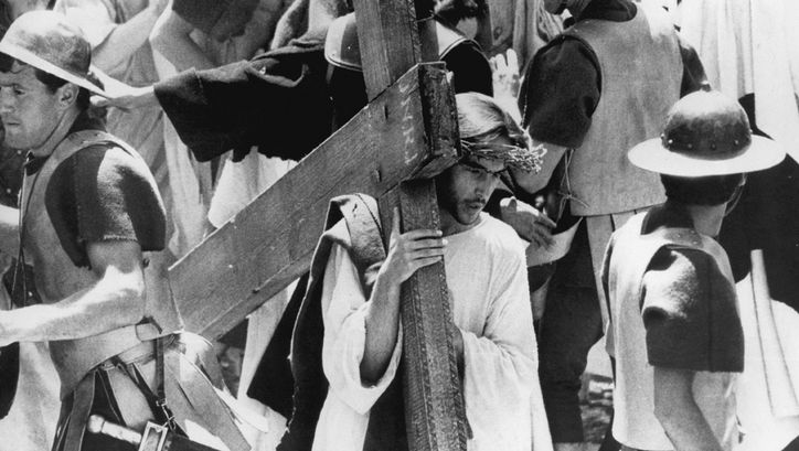 Filmstill aus IL VANGELO SECONDO MATTEO. Jesus trägt inmitten einer Menschenmenge sein Kreuz.
