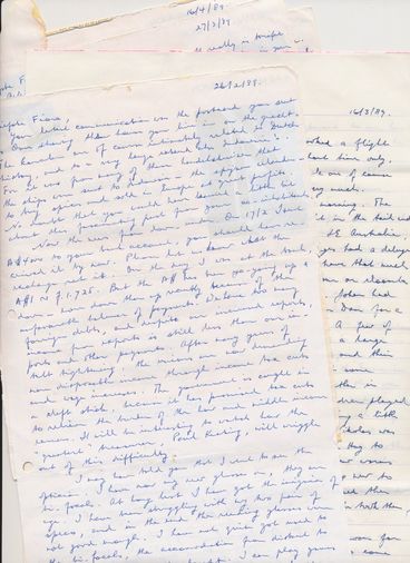 Ein Foto von vier Briefen, die teilweise übereinander gestapelt sind. Alle Briefe sind mit blauer Tinte von Hand geschrieben, in einer kleinen, verfeinerten Schreibschrift. Alle sind zwischen Februar und April 1989 datiert.