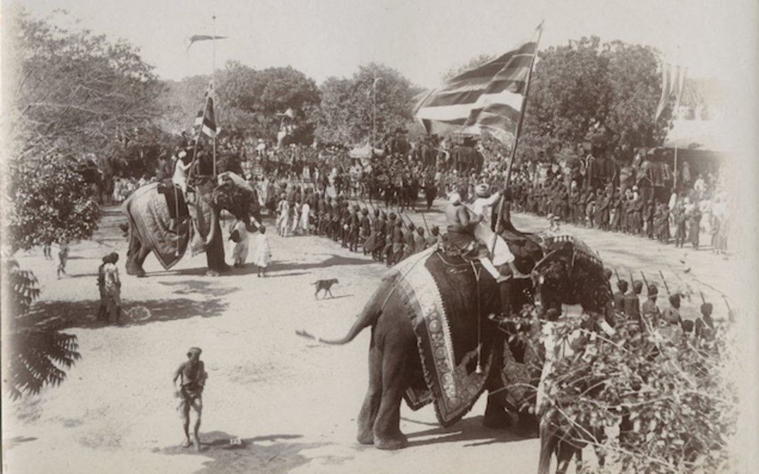 Filmstill aus DELHI DURBAR, 1903: Eine Prozession mit zwei reich geschmückten Elefanten.