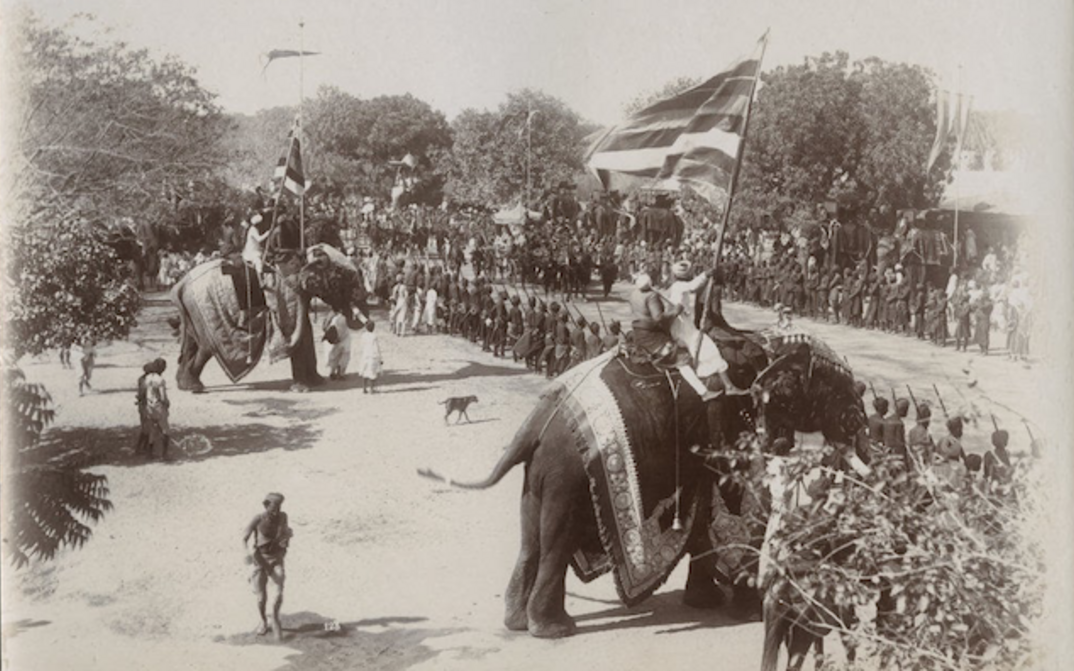 Filmstill aus DELHI DURBAR, 1903: Eine Prozession mit zwei reich geschmückten Elefanten.